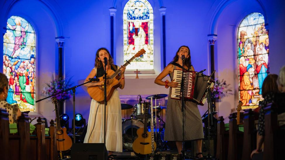 Y chwiorydd o Drefaldwyn, Elin a Carys yn diddanu yn Eglwys y Santes Fair