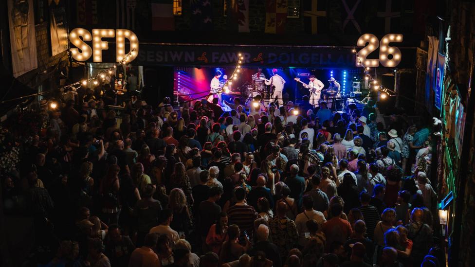 Mae'r grŵp Melin Melyn yn cael haf prysur, a nhwythau newydd fod yn cefnogi y Super Furry Animals ar eu taith diweddar
