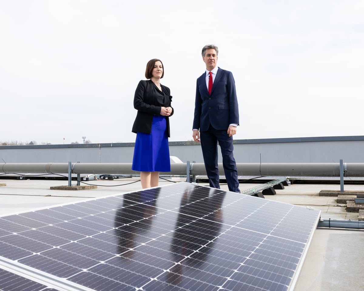 Ed Miliband and Bridget Phillipson stood next to some large solar panels