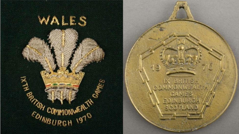 Y bathodyn ar flaser tîm Cymru, a medal aur Lynn Davies