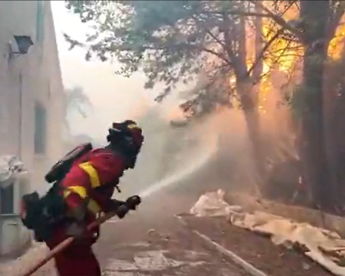 Spain’s Military Emergencies Unit UME personnel fighting a wildfire in San Martín de Valdeiglesias, Madrid.