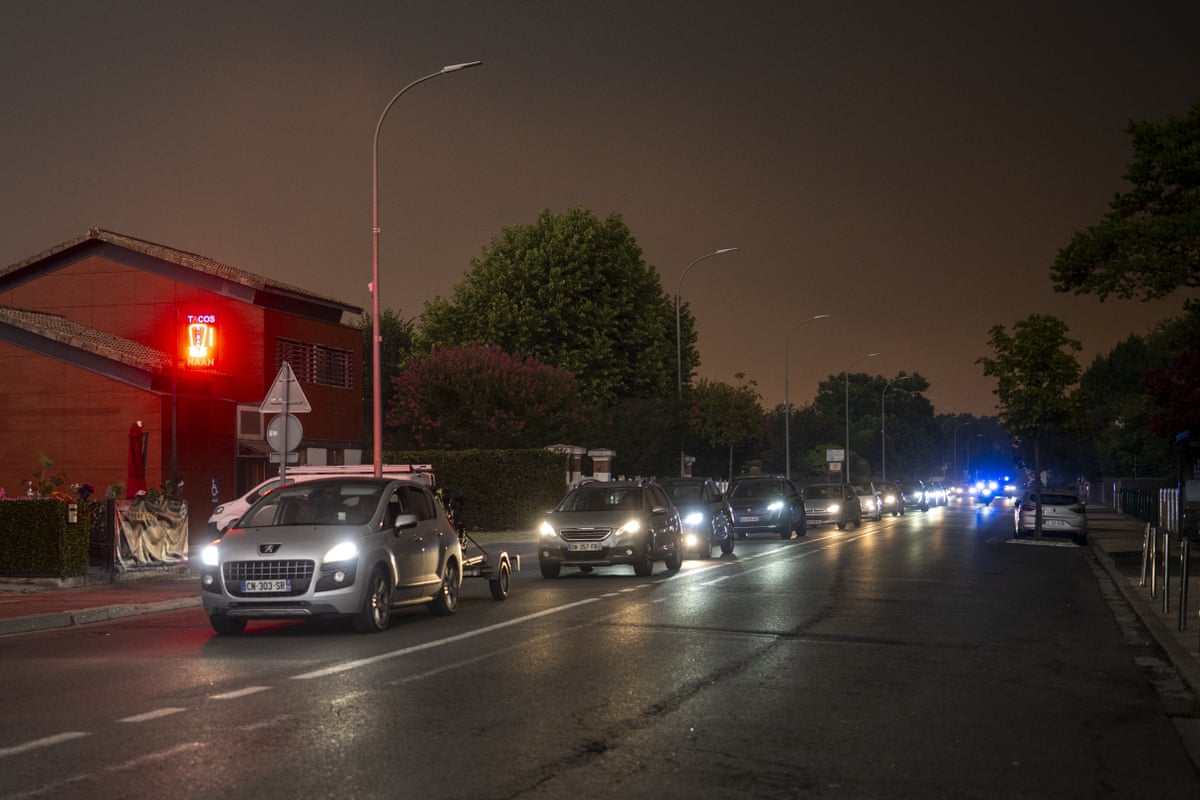 A convoy of cars leaving the town of Marcheprime