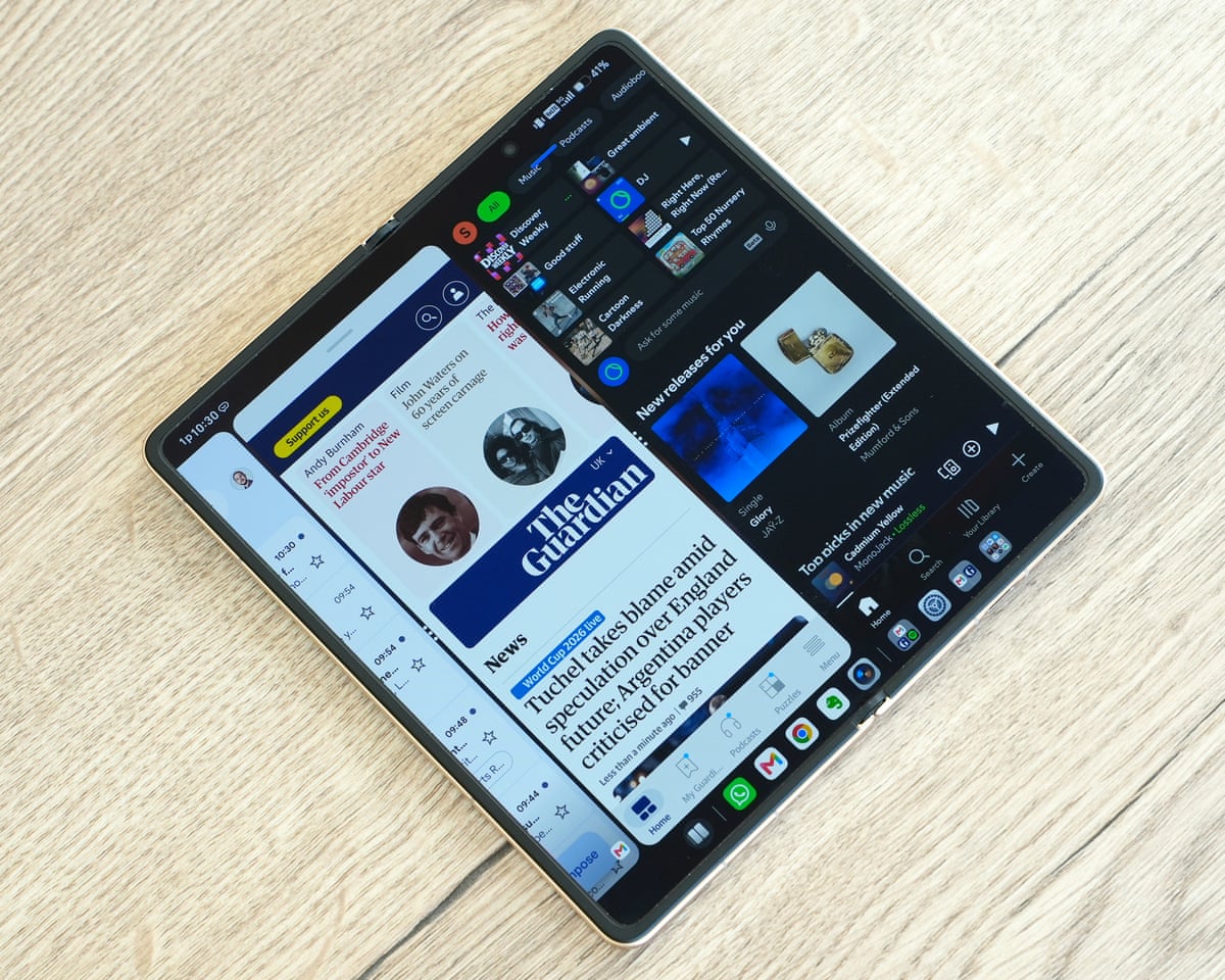 Three apps in split-screen on the Honor Magic V6.