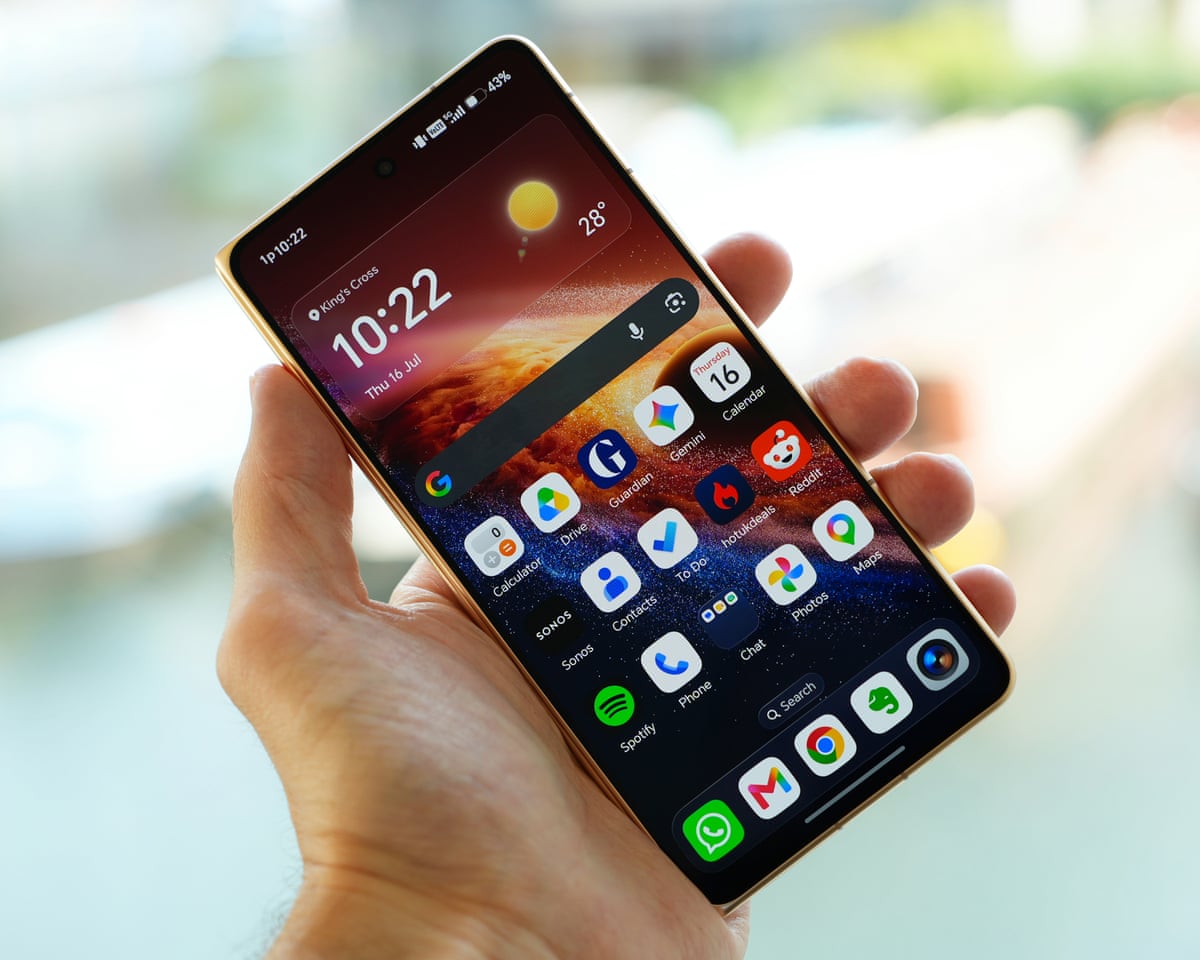 The home screen of the Honor Magic V6 when closed.