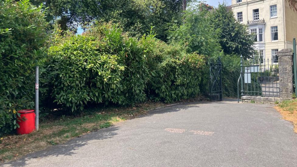 Cloddiau ger mynediad Parc Caerfyrddin o Deras Picton