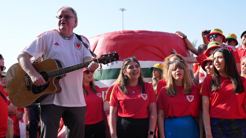 Dafydd Iwan yn perfformio yn Qatar, cyn gêm Cymru yng Nghwpan y Byd 2022