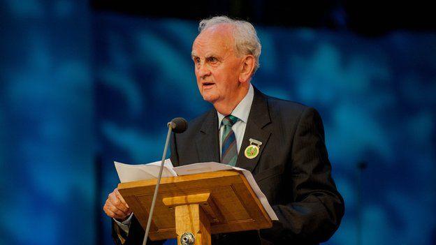 R. Alun Evans ar lwyfan y pafiliwn