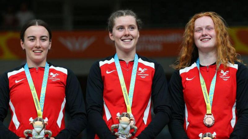 Lowri Thomas, Emma Finucane and Rhian Edmunds with their bronze medals at the Birmingham 2022 Games