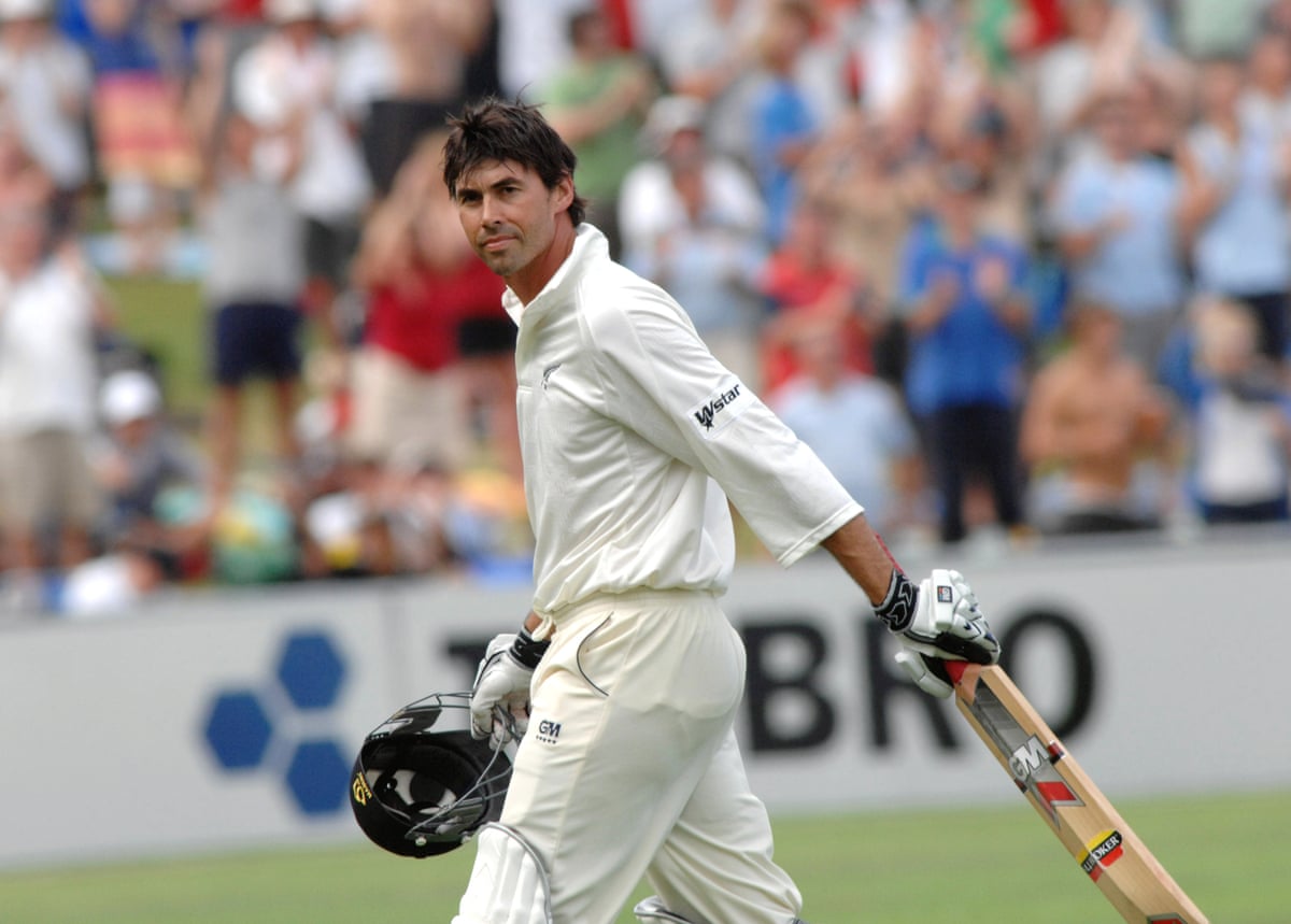 Stephen Fleming walks back to the pavilion in his last Test, against England in Napier, New Zealand in March 2008