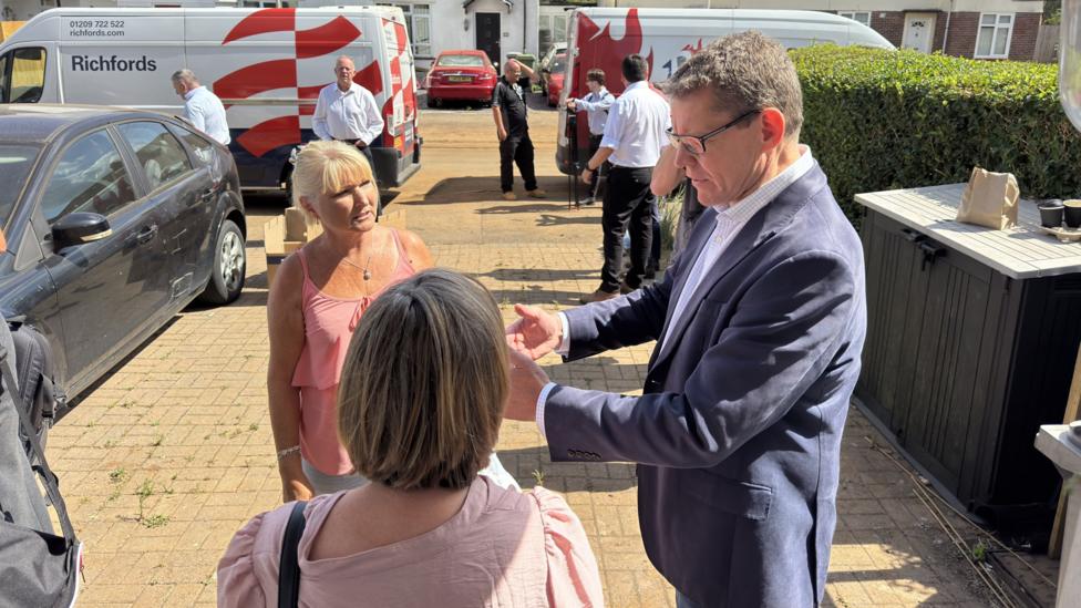 Rhun ap Iorwerth yn siarad gyda thrigolion