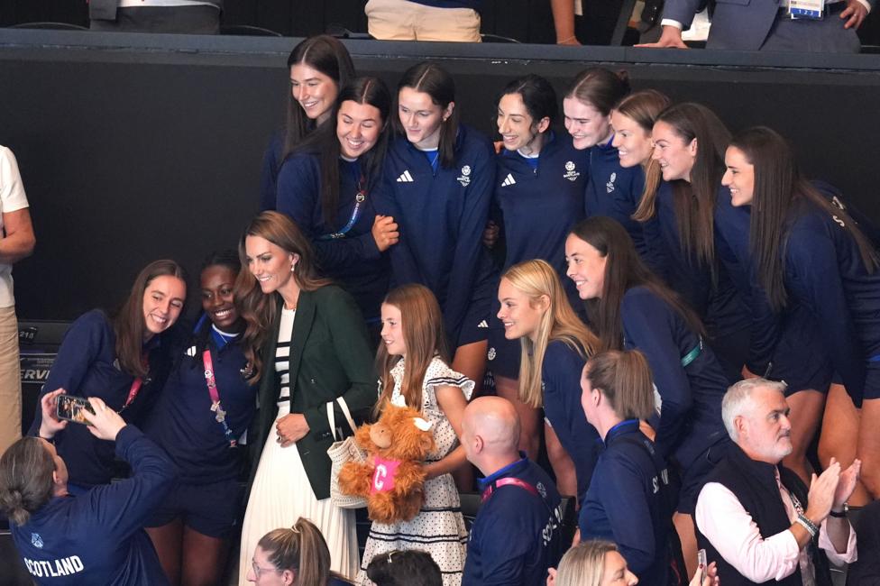 Princess Catherine and Charlotte take a photo with the Team Scotland women's netball team