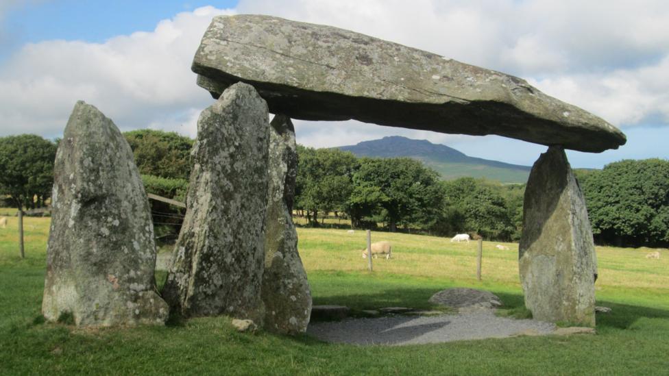 Beddrod Siambr Pentre Ifan