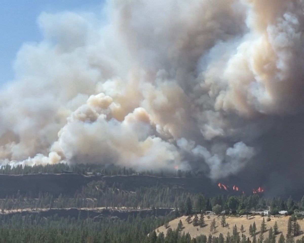 More than 900 people are battling the Spokane Complex fires.