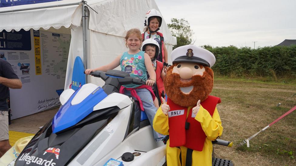 Plant ar gerbyd dwr yr RNLI