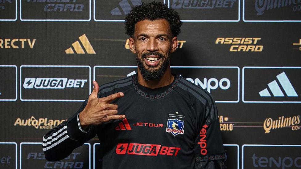 Vozinha signing for Colo Colo