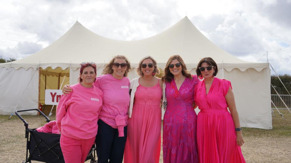 Meleri, Elin, Sharlene, Einir a Helen o Rhocesi yn ymgynnull i ymarfer cyn cystadlu yn y côr merched