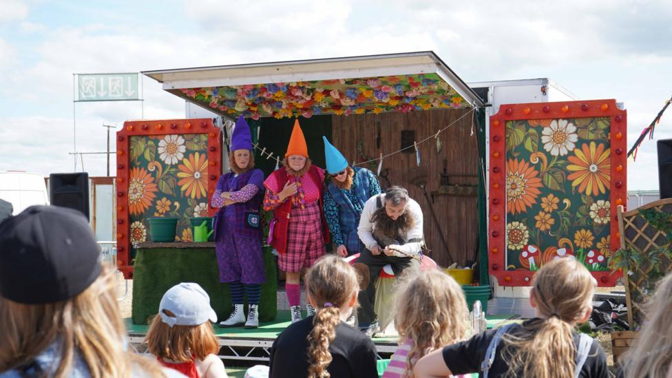 Roedd digon o hwyl gan gymeriadau lliwgar Y Theatr Stryd ar ddydd Iau