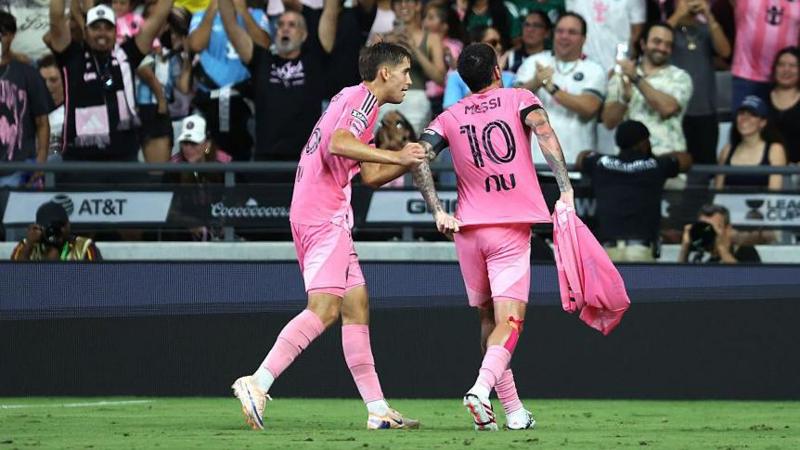 Rodrigo de Paul takes off his shirt to show Messi's underneath