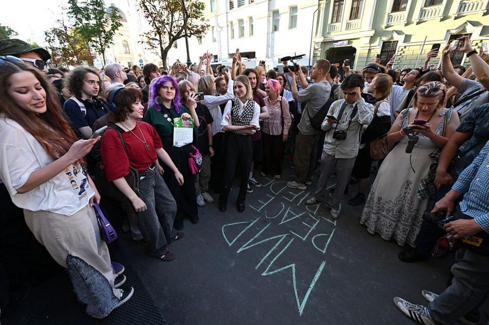 Hundreds of young Russians gathered on Monday in support of Yabloko
