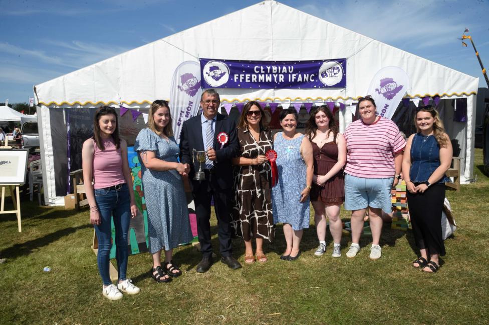 Stondin Ffermwyr Ifanc Môn oedd enillwyr stonin mwyaf addawol y sioe