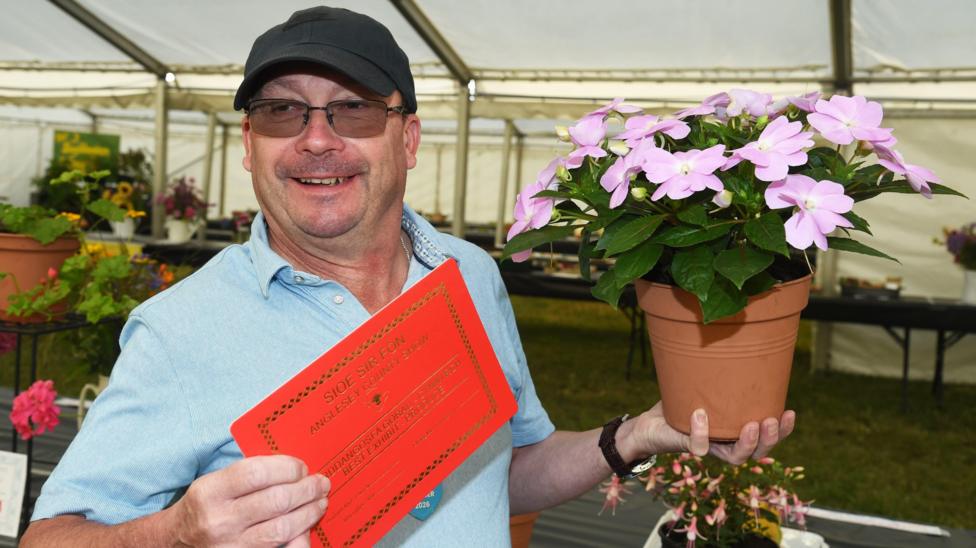 Alun Roberts o Langefni gafodd gyntaf gyda'i bot blodau yn y sioe