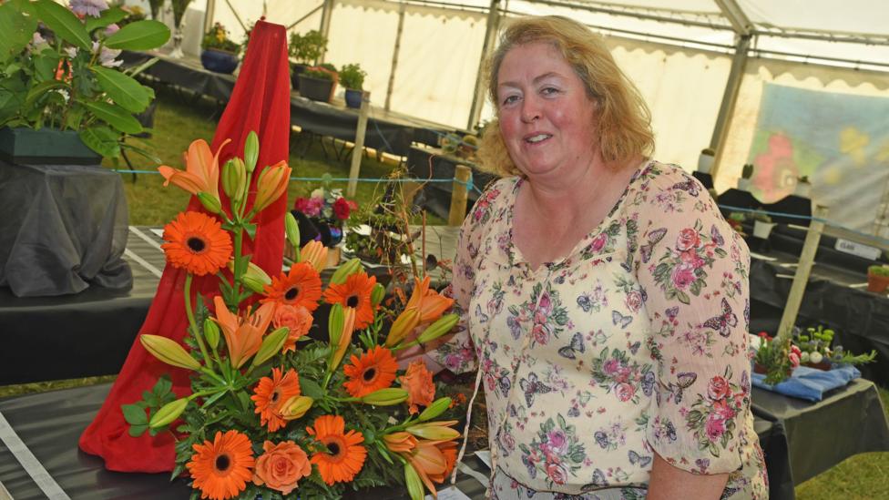 Diwrnod da i Greta Stuart o Amlwch a gafodd gyntaf am ei harddangosfa blodau