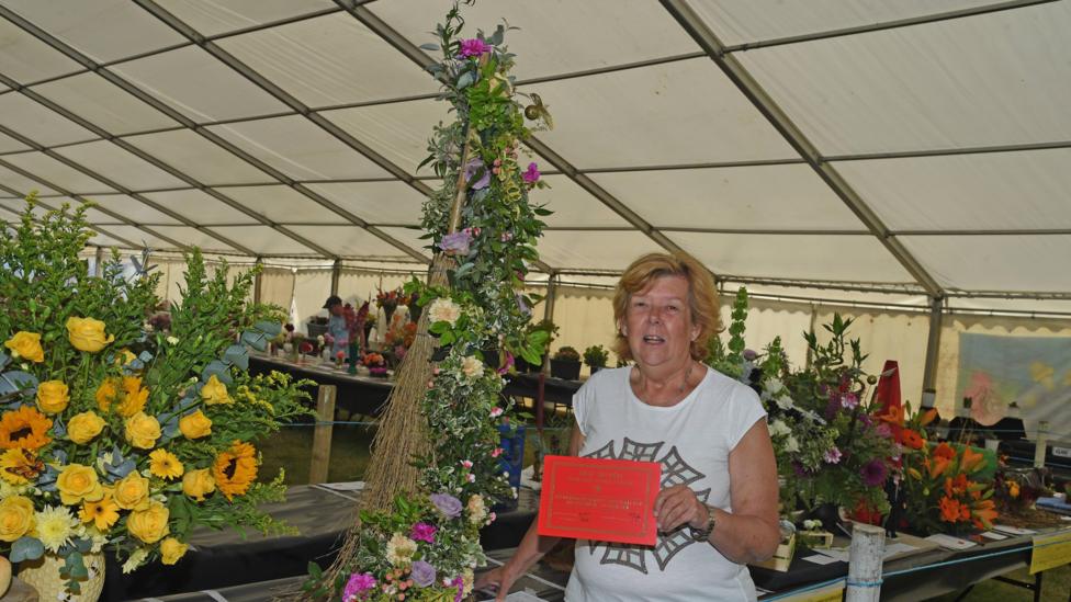 Jane Tully o Trallwng gipiodd yr arddangosfa orau yn yr adran gosod blodau
