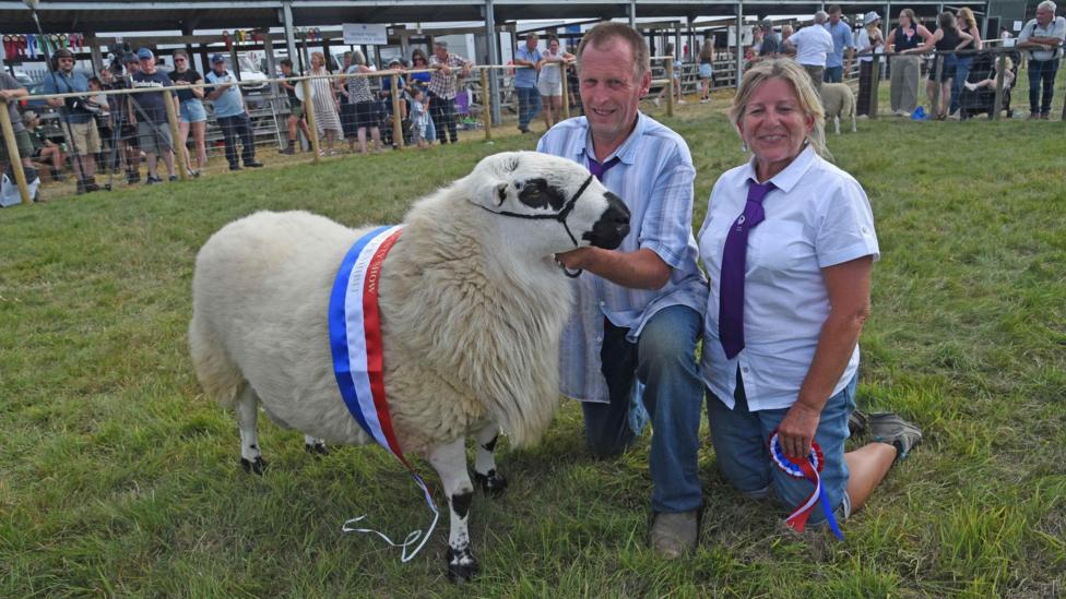 Edryd a Caren Jones o Fryncroes, Pen Llŷn gyda phencampwr y defaid benfrith 