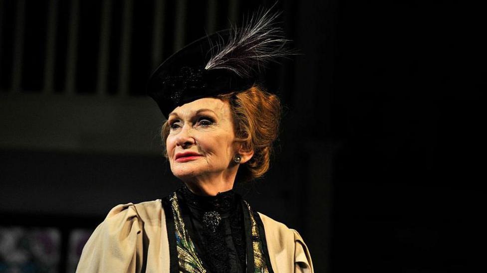 Siân Phillips ar lwyfan yn Llundain yn The Importance of Being Earnest