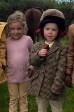Millie (ar y chwith) gyda Esther mewn sioe ceffylau leol ble cychwynodd cariad y ddwy am arddangos ceffylau 