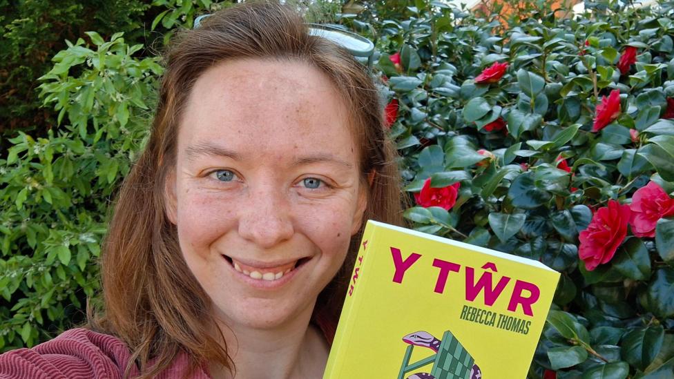 Rebecca gyda'i nofel Y Tŵr