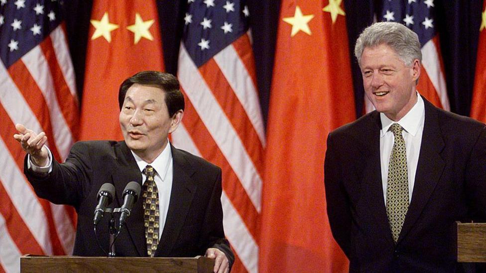 Chinese Premier Zhu Rongji (L) answers reporters' questions at a joint press conference with US President Bill Clinton