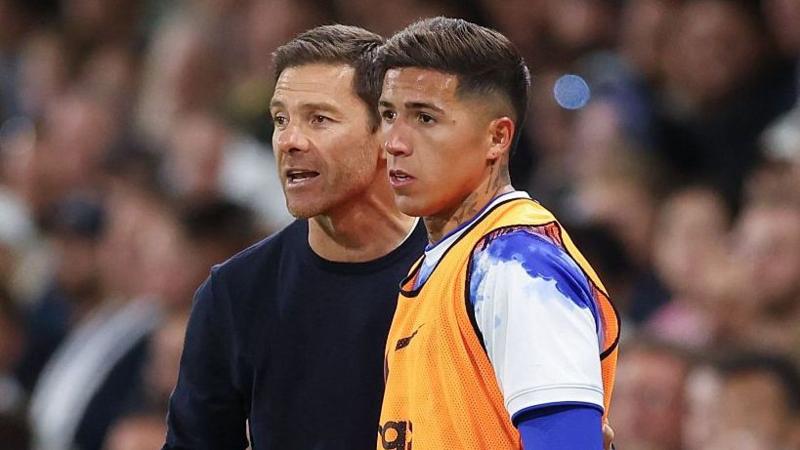Xabi Alonso and Enzo Fernandez talk