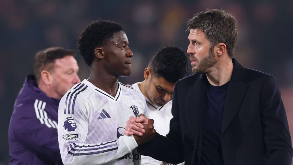 Michael Carrick, manager of Manchester United, shakes hands with Kobbie Mainoo after the Premier League match between Bournemouth and Manchester United at Vitality Stadium on March 20, 2026
