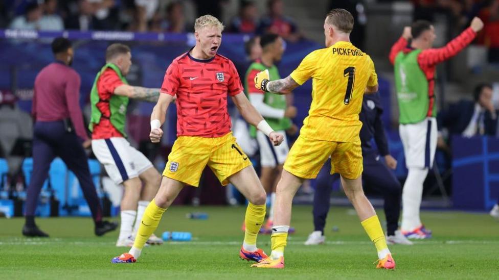 Aaron Ramsdale celebrates on the pitch with Jordan Pickford during Euro 2024