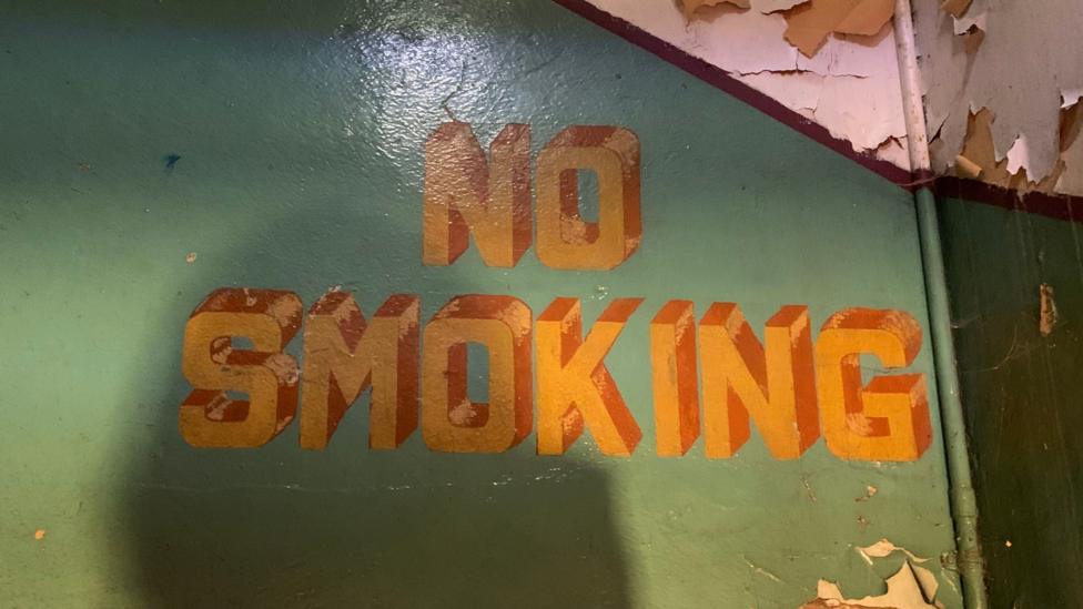 A no smoking sign