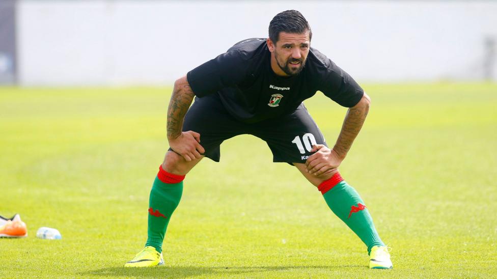 Nacho Novo warms up for Glentoran