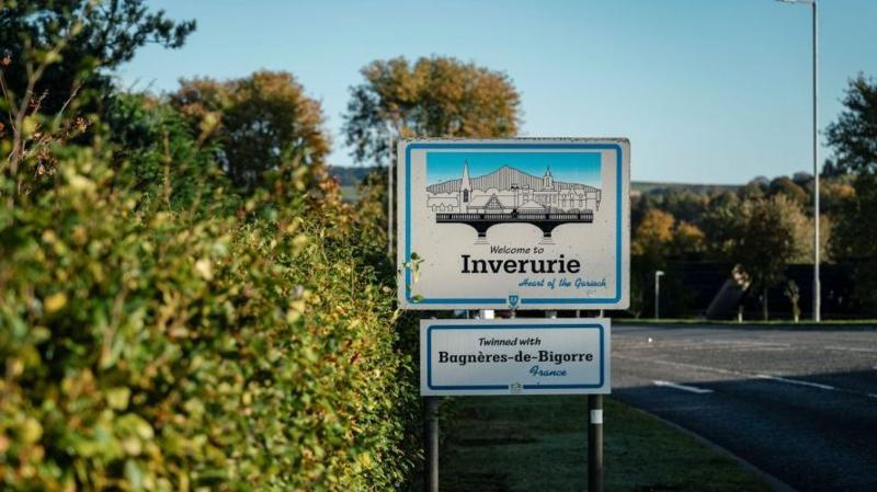 A 'Welcome to Inverurie' sign, which says the town is twinned with Bagnères-de-Bigorre in France.