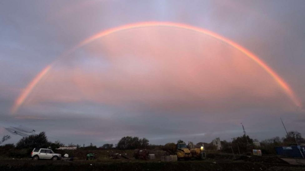 A picture of the sky with the red rainbow.